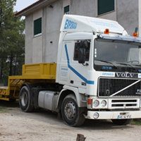 Camião-trailer com reboque para transporte de máquinas