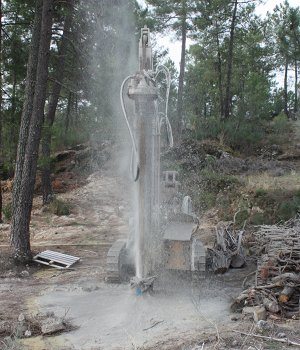 Furo de água em execução pela Exporágua numa propriedade localizada nos arredores da cidade de Valpaços